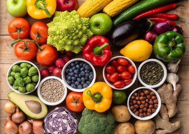 Sağlıklı yiyecekler: taze sebzeler, meyveler ve süper yiyecekler. Beslenme, diyet, vejetaryen gıda konsepti. Ahşap arkaplan