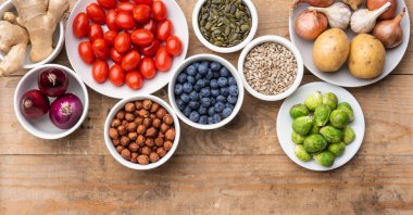 Sağlıklı yiyecekler: taze sebzeler, meyveler ve süper yiyecekler. Beslenme, diyet, vejetaryen gıda konsepti. Ahşap arkaplan