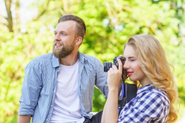 男と女の屋外の日付を持ちます 女の子はウィット写真カメラと彼氏 公園のカップル 愛と関係と旅行のコンセプト — ストック写真