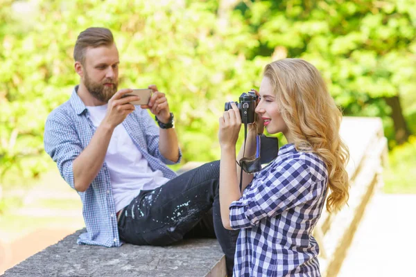 Muž Žena Fotografování Fotoaparátem Smartphone Láska Cestování Vztahy Koncepce — Stock fotografie