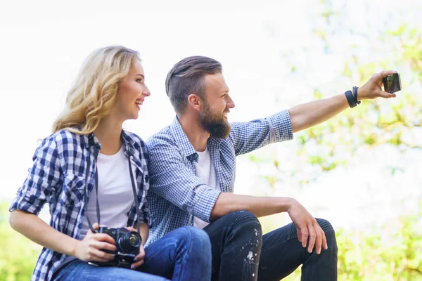 Jovem Casal Amoroso Fazendo Foto Selfie Livre Amor Relações Conceito — Fotografia de Stock