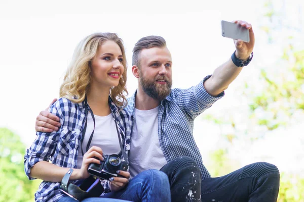 Jovem Casal Amoroso Fazendo Foto Selfie Livre Amor Relações Conceito — Fotografia de Stock