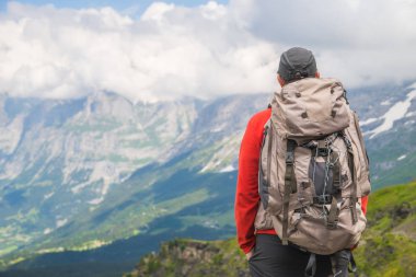 Alpler'de seyahat uzun yürüyüşe çıkan kimse. Dağ doruklarına arka plan manzara. Jungfrau, Bernese highland. Spor, turizm, yolculuk ve yürüyüş kavramı.