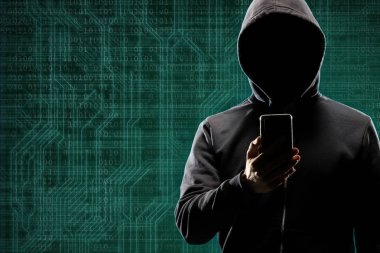 Tehlikeli hacker ile ikili kod ile dijital arka plan üzerinde bir smartphone becerikli alet. Gizlenmiş karanlık yüz maskesi ve hood. Veri hırsız, internet saldırı, darknet dolandırıcılık, sanal gerçeklik ve siber güvenlik