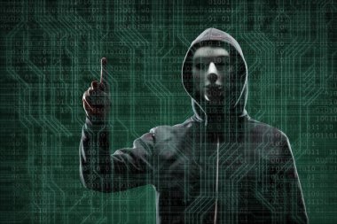 İkili kod ile dijital arka plan üzerinde tehlikeli hacker. Gizlenmiş karanlık yüz maskesi ve hood. Veri hırsız, internet saldırı, darknet dolandırıcılık, sanal gerçeklik ve siber güvenlik kavramı.