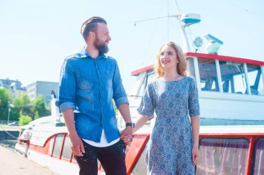 Sevgi dolu genç iskele yürüme çift. Tarihi açık olan kadın ve erkek. Aşk ve ilişkiler kavramı.