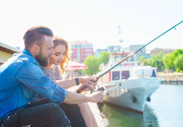 Man Undervisar Sin Flickvän Till Fiske Par Med Stav Hamnen — Stockfoto