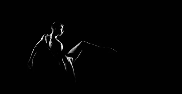 男性バレエ ダンサーの黒と白のシルエット トレース 長いモノクロの水平方向の画像 — ストック写真