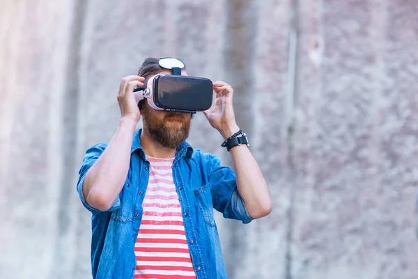 Hombre Caminando Por Calle Con Auriculares Realidad Aumentada Virtual Dispositivos — Foto de Stock