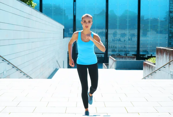 スポーツウェアの若い フィット感とスポーティなブルネットの女の子 屋外でスポーツをしている女性 フィットネス ジョギング ダイエット 健康的なライフスタイルの概念 — ストック写真