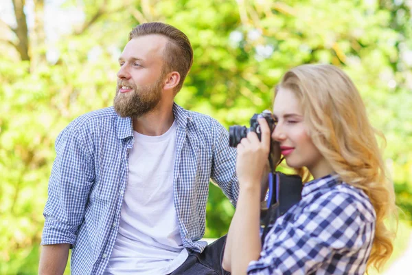 Mann Und Frau Beim Date Freien Mädchen Mit Fotokamera Und — Stockfoto
