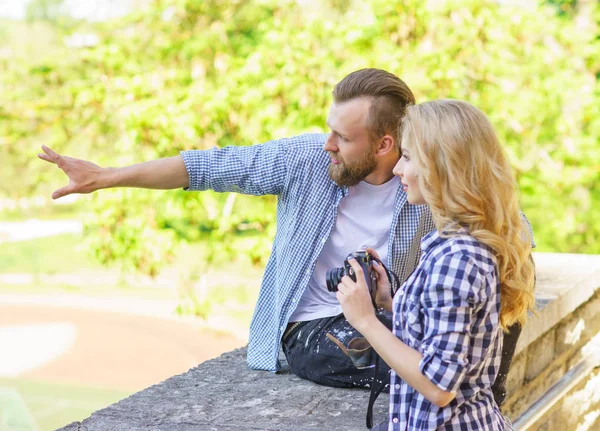 男人和女人在户外约会 女孩包括一个照片相机和她的男朋友 一对夫妇在公园里 关系和旅行理念 — 图库照片