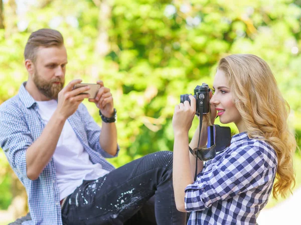 Hombre Mujer Tomando Fotos Con Una Cámara Smartphone Amor Viajes —  Fotos de Stock