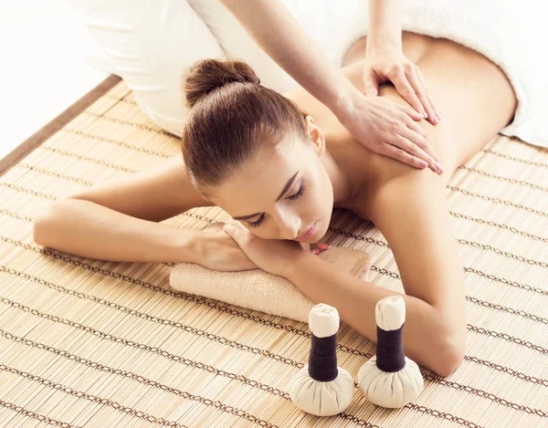 Close Jovem Mulher Spa Terapia Cura Tradicional Tratamentos Massagem Isolados — Fotografia de Stock