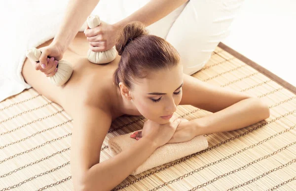 Close Van Jonge Vrouw Spa Traditionele Genezing Van Therapie Massage — Stockfoto