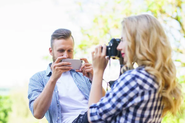 男人和女人用相机和智能手机拍照 旅游和关系概念 — 图库照片