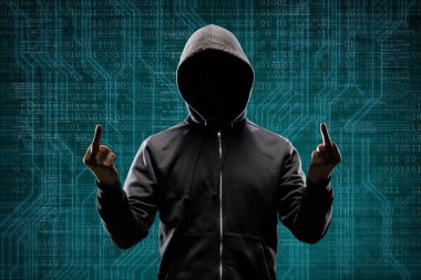 İkili kod ile dijital arka plan üzerinde tehlikeli hacker. Gizlenmiş karanlık yüz maskesi ve hood. Veri hırsız, internet saldırı, darknet dolandırıcılık, sanal gerçeklik ve siber güvenlik kavramı.