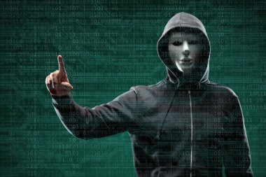 İkili kod ile dijital arka plan üzerinde tehlikeli hacker. Gizlenmiş karanlık yüz maskesi ve hood. Veri hırsız, internet saldırı, darknet dolandırıcılık, sanal gerçeklik ve siber güvenlik kavramı.