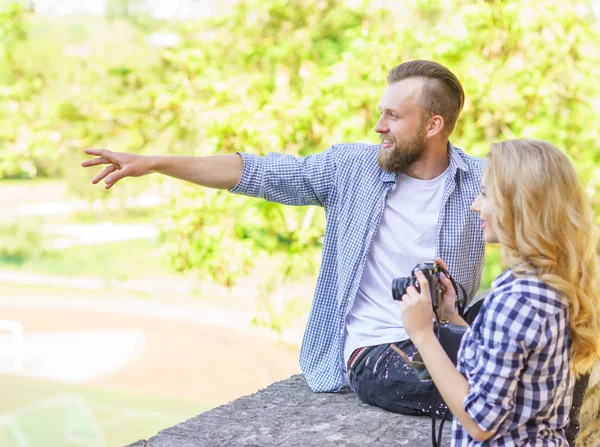 Férfi Dátum Szabadtéri Lány Szellemesség Egy Fényképezőgép Barátja Pár Parkban — Stock Fotó