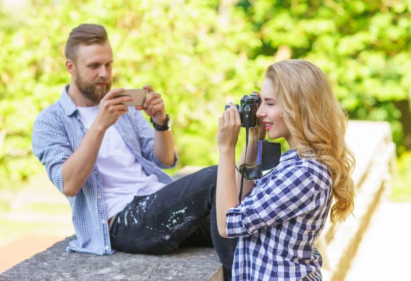 Férfi Fotózni Egy Kamerával Egy Smartphone Szeretet Utazás Kapcsolatok Fogalma — Stock Fotó