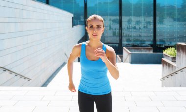 Spor giyim genç, zinde ve sportif esmer kız. Dışarıda spor yapan kadın. Fitness, koşu, diyet ve sağlıklı yaşam tarzı kavramı.