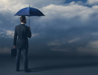 Koyu dramatik arka plan üzerinde formalwear işadamı. İş, finans, kariyer ve ofis konsepti.