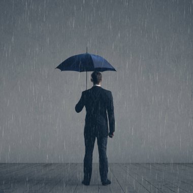 Koyu dramatik arka plan üzerinde formalwear işadamı. İş, finans, kariyer ve ofis konsepti.