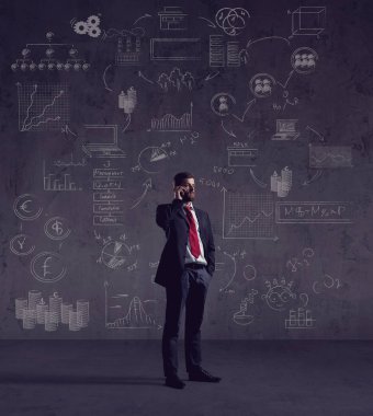 Koyu dramatik arka plan üzerinde formalwear işadamı. İş, finans, kariyer ve ofis konsepti.