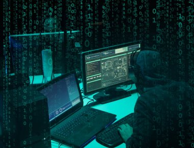 Aranan hackerlar virüs fidye yazılımını bodrumdaki bilgisayar ve dizüstü bilgisayarlarla kodluyorlar. Siber saldırı, sistem kırma ve kötü amaçlı yazılım kavramı.