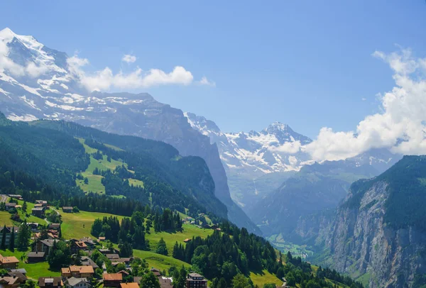 Dağ doruklarına arka plan manzara. Lauterbrunnen, Jungfrau, Bernese highland. Alpler, turizm yolculuk yürüyüş kavramı