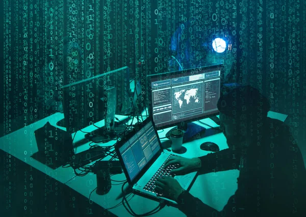 Queria Hackers Codificação Ransomware Vírus Usando Laptops Computadores Porão Cyber — Fotografia de Stock