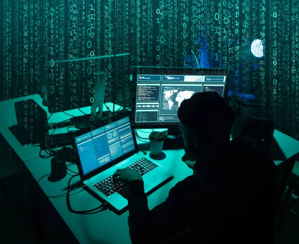 Aranan hackerlar virüs fidye yazılımını bodrumdaki bilgisayar ve dizüstü bilgisayarlarla kodluyorlar. Siber saldırı, sistem kırma ve kötü amaçlı yazılım kavramı.