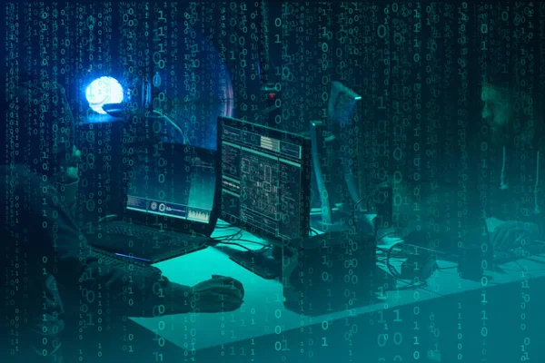 Poszukiwani Hakerzy Kodujący Wirusy Ransomware Używając Laptopów Komputerów Piwnicy Koncepcja — Zdjęcie stockowe
