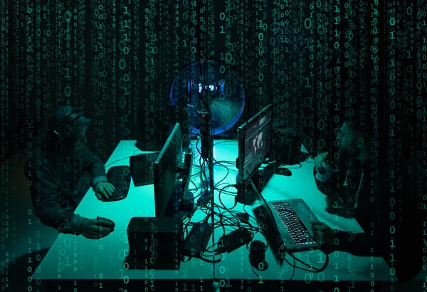 Hledaní Hackeři Kódují Ransomware Pomocí Notebooků Počítačů Sklepě Cyber Útok — Stock fotografie