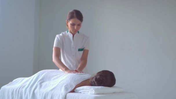 Giovane Donna Alla Spa Terapia Curativa Tradizionale Trattamenti Massaggianti Salute — Video Stock