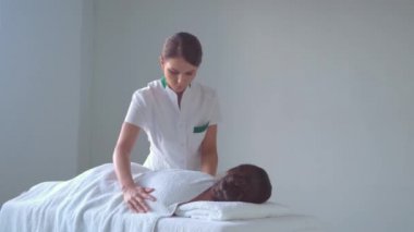 Genç kadın Spa. Geleneksel tedavi şifa ve tedaviler masaj. Sağlık, Cilt Bakımı, Masaj, osteopati ve Rekreasyon kavramı.