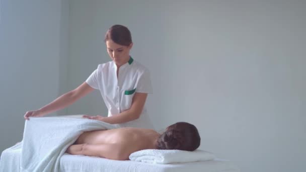 スパの若い女性 伝統的なヒーリング療法と治療をマッサージします 皮膚のケア マッサージ オステオパシー レクリエーションの概念 — ストック動画