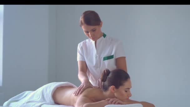 スパの若い女性 伝統的なヒーリング療法と治療をマッサージします 皮膚のケア マッサージ オステオパシー レクリエーションの概念 — ストック動画