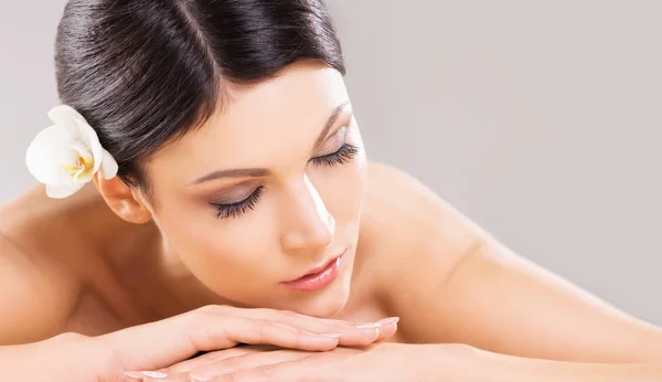 Mooie Jonge Gezonde Vrouw Spa Salon Massage Behandeling Grijze Achtergrond — Stockfoto