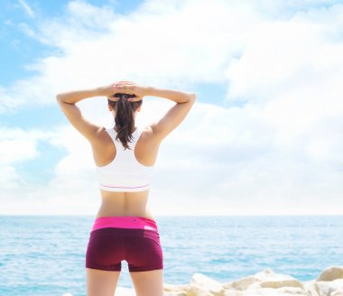 Genç, uygun ve açık spor salonunda eğitim sportif kız. Fitness, spor ve sağlıklı yaşam konsepti.