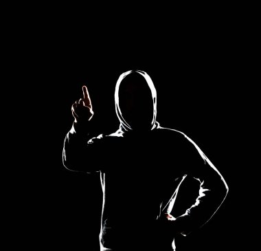 Bilgisayar korsanı hoodie portresi. Gizlenmiş karanlık yüzü. Veri hırsız, internet dolandırıcılık, darknet ve siber güvenlik kavramı.