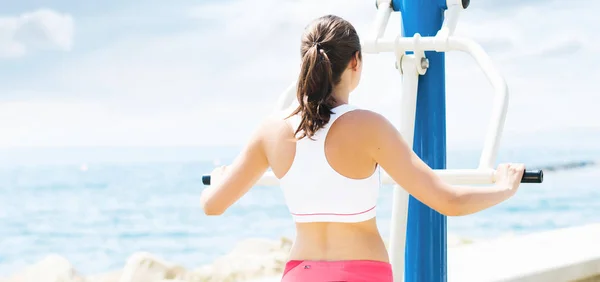 Entrenamiento Mujer Joven Deportiva Gimnasio Aire Libre Concepto Fitness Deporte — Foto de Stock