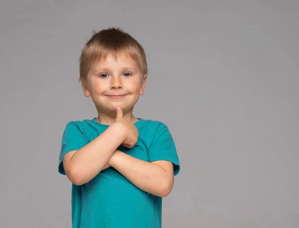 Portrait de garçon heureux et souriant en t-shirt bleu. Attrayant enfant en studio . — Photo