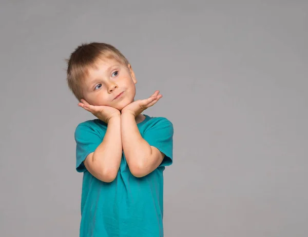 Retrato de niño feliz sonriente en camiseta azul. Niño atractivo en el estudio . —  Fotos de Stock