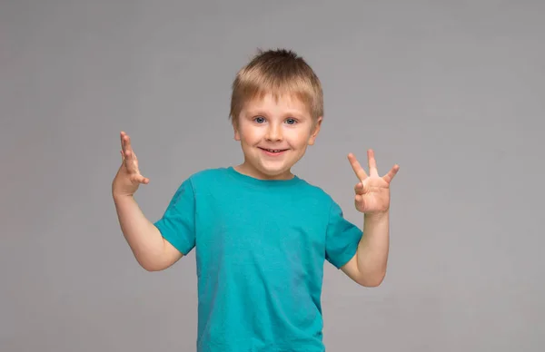 Ritratto di felice ragazzo sorridente in t-shirt blu. Ragazzo attraente in studio . — Foto Stock