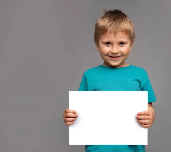 Portrait de garçon heureux et souriant en t-shirt bleu. Attrayant enfant en studio . — Photo