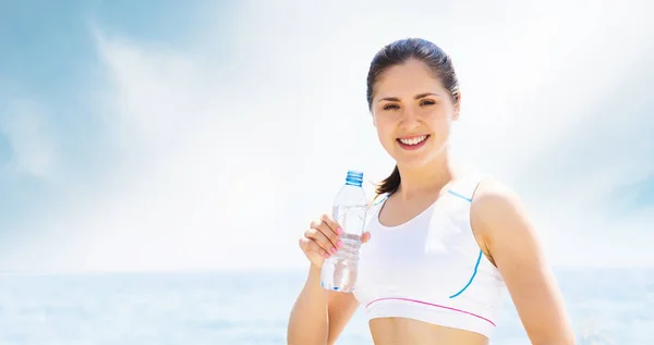 Entrenamiento de chica joven, en forma y deportivo en gimnasio al aire libre. Fitness, deporte y estilo de vida saludable . —  Fotos de Stock