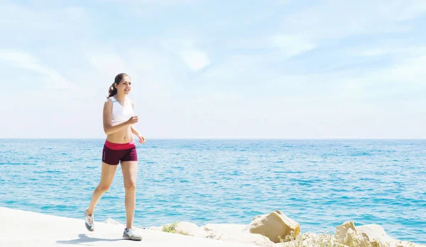 Entrenamiento de chica joven, en forma y deportivo en gimnasio al aire libre. Fitness, footing, deporte y estilo de vida saludable . — Foto de Stock