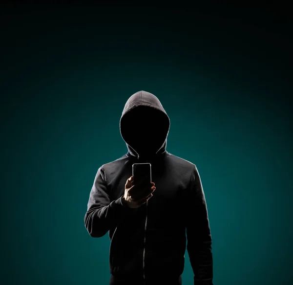 Bilgisayar korsanı hoodie içinde. Gizlenmiş karanlık yüzü. Veri hırsız, internet dolandırıcılık, darknet ve siber güvenlik kavramı. — Stok fotoğraf