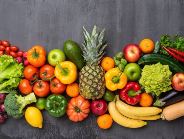 Maddeleri yeme sağlıklı: taze sebze, meyve ve superfood. Beslenme, diyet, vegan gıda kavramı